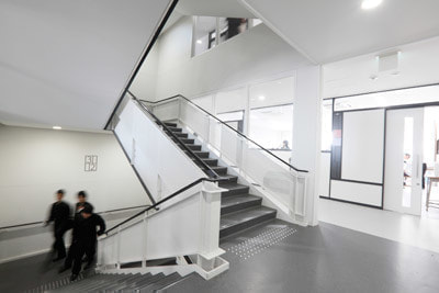山村学園高等学校　中央階段（１号館）